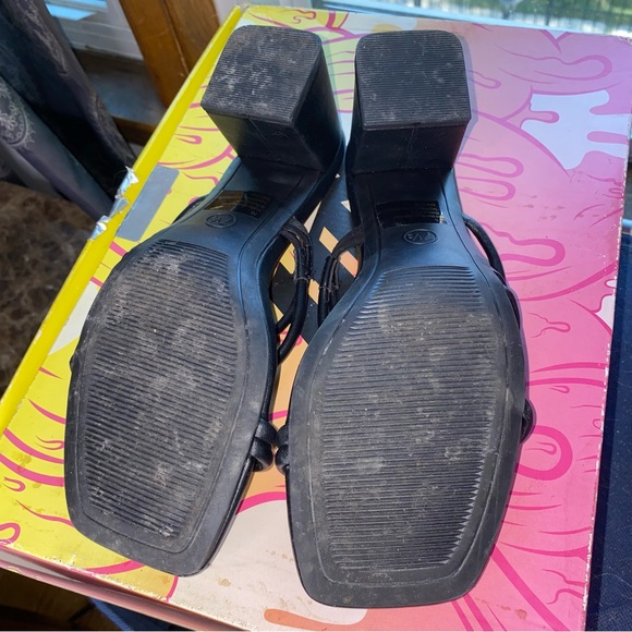 Black heels - Picture 3 of 3